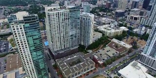 高在奥斯汀德克萨斯天际线城市景观经过摩天大楼和现代公寓