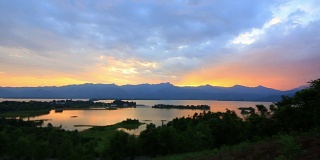 黎明时分的青石潭湖，中国桂林陵川县