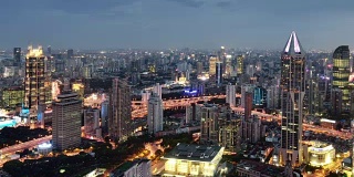 现代上海城市夜景，白天到晚上的时间流逝