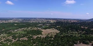 潘横越德州丘陵国家景观与大型风力涡轮机在镜头前