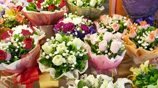 鲜花店的新鲜切花和插花视频素材模板下载