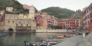 观Vernazza村在Cinque Terre。