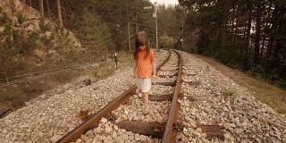 一个小女孩享受她的第一次火车旅行