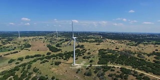 令人惊叹的德克萨斯州丘陵国家与涡轮机俯瞰无人机拍摄的风力涡轮机农场戈德斯韦特，得克萨斯州附近的兰姆帕斯和得克萨斯州奥斯汀