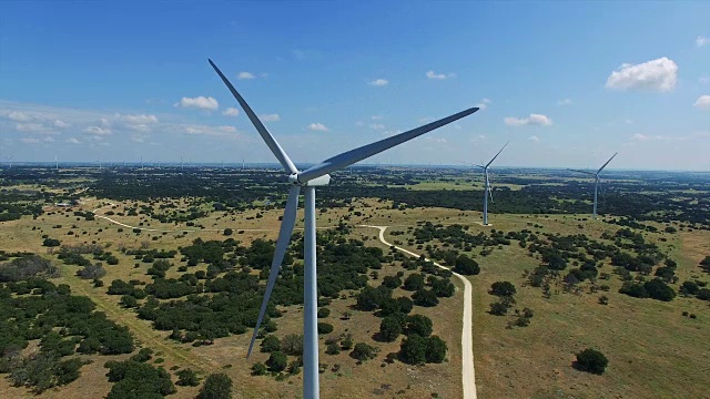 非常近Still无人机拍摄的风力涡轮机农场外的戈德斯韦特，德克萨斯州