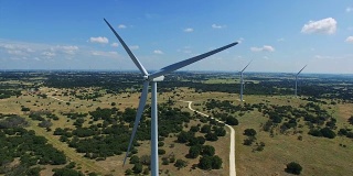 非常近Still无人机拍摄的风力涡轮机农场外的戈德斯韦特，德克萨斯州