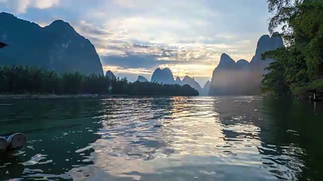 日落时桂林的山、河、云，时光流逝。