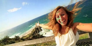 一个年轻女人在悬崖上的自画像，夏天