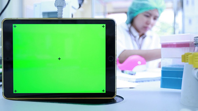 绿色屏幕与科学家在实验室工作