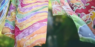 染色的围巾自然悬挂，随风飘动