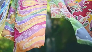 染色的围巾自然悬挂，随风飘动视频素材模板下载