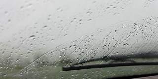 大雨时从驾驶座到挡风玻璃的视野