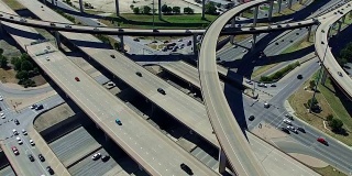 城市蔓延的高速公路交叉，立交桥和主要的交通十字路口奥斯汀德州Mega公路