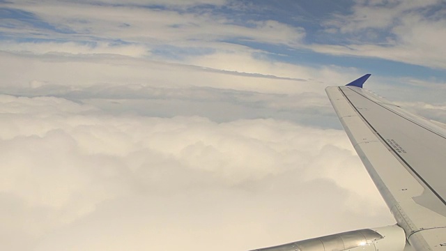 飞机飞过云层，飞机的视角