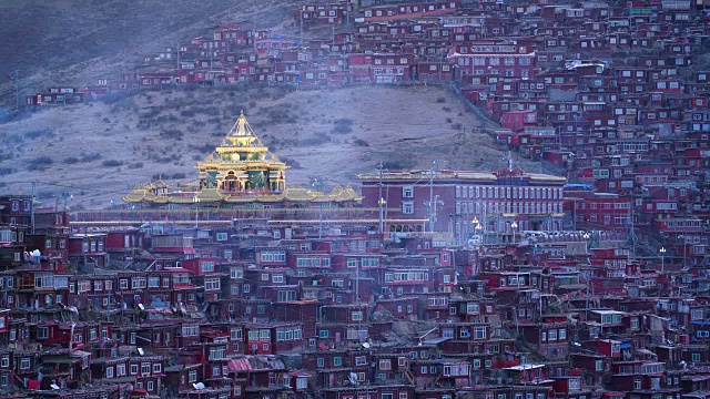 Larung Gar(Larung Five Sciences Buddhist Academy)。这是中国四川色达著名的喇嘛庙。