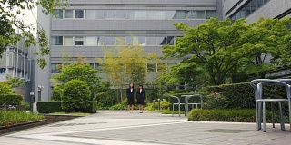 在办公室庭院中行走的日本职业商业女性