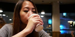 4k:在咖啡馆喝咖啡的女人