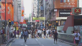 拥挤的人群穿过香港的一个购物区视频素材模板下载