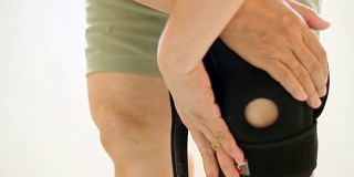 女性膝关节受伤时，应使用腿部支撑支架