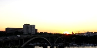 日落时分的大桥和城市景观