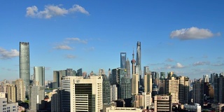 时光流逝:阳光明媚的上海天际线