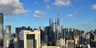 延时拍摄:阳光明媚的上海天际线，放大