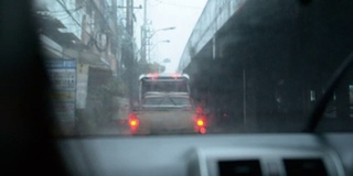 雨中驾车