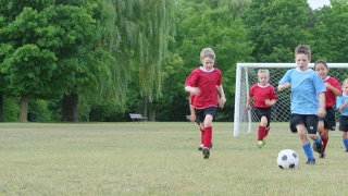 孩子们在踢足球视频素材模板下载