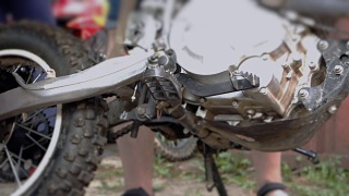 修理一辆摩托车视频素材模板下载