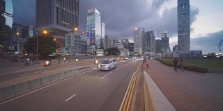 晚上香港交通经过现代化的城市，淘金