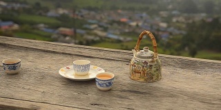 特写摄影车:在乡村城市前喝着中国茶休息