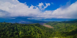活火山巴图尔在热带岛屿巴厘岛，印度尼西亚
