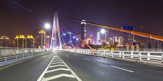 重庆标志性大桥夜间交通状况。间隔拍摄