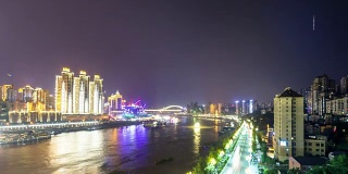 从河边看重庆的夜景和天际线。间隔拍摄