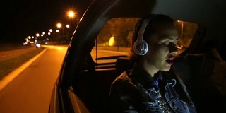 年轻女子在车里听音乐