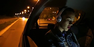 年轻女子在车里听音乐