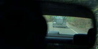 卡车在后视镜里的映像