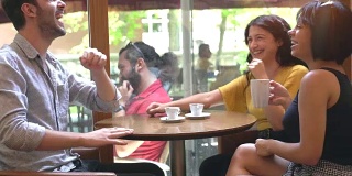 三学生在校园咖啡厅享受和喝咖啡