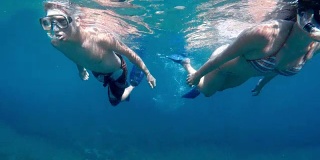 POV夫妇潜水与游泳面具