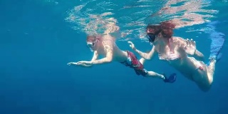 一个年轻人和他的女朋友一起潜水