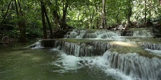 天堂瀑布(Huay Mae Kamin瀑布)在北碧府，泰国。