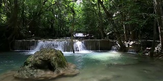 天堂瀑布(Huay Mae Kamin瀑布)在北碧府，泰国。
