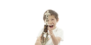 一个混血男孩用慢镜头庆祝他的奖杯。