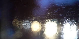 窗与雨滴，散景的背景