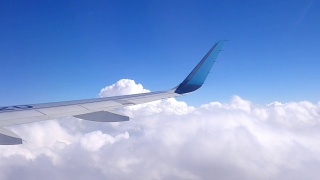从飞行的飞机上看到的云景观。视频素材模板下载