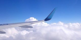 从飞行的飞机上看到的云景观。