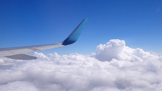 从飞行的飞机上看到的云景观。视频素材模板下载