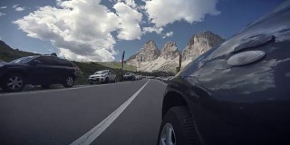 Hyperlapse POV汽车在欧洲阿尔卑斯山白云石上行驶