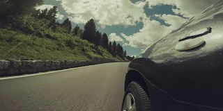 汽车行驶在欧洲阿尔卑斯山的白云石上