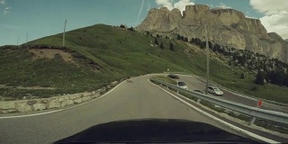 汽车行驶在欧洲阿尔卑斯山的白云石上